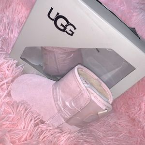 Infant UGG boot. Pink Jesse Bow